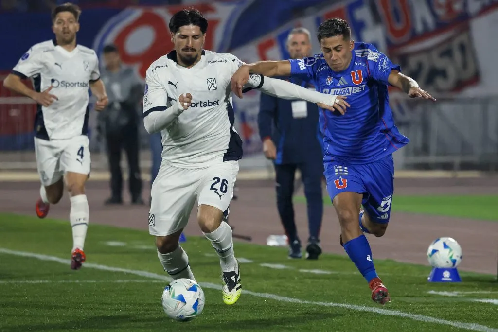 Lucas Assadi disputa el balón contra Kevin Lomónaco de Independiente durante el partido de ida de los octavos de final de la Copa Sudamericana Foto: Andres Pina/Photosport