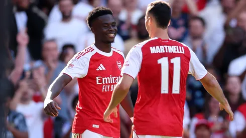 Bukayo Saka y Gabriel Martinelli celebran uno de los goles de Arsenal en la pretemporada.