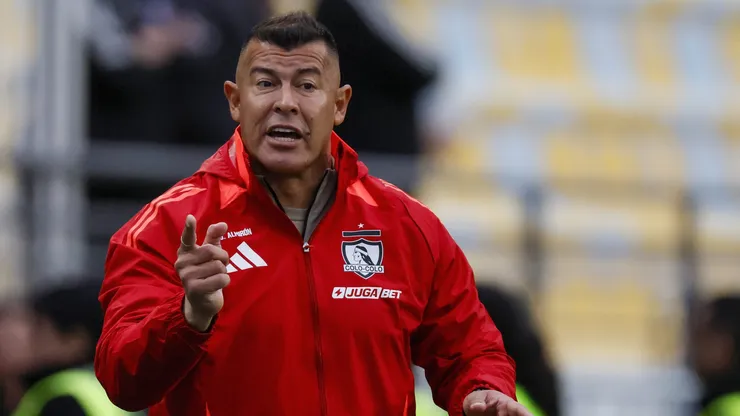 Almirón golpeó la mesa en Colo Colo.