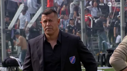 Jorge Almirón viste completamente de negro.