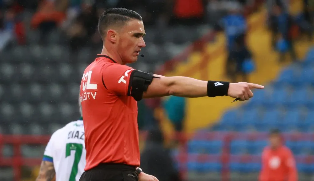 Gastón Phillippe quedó fuera del clásico entre Colo Colo y la UC por sus errores arbitrales