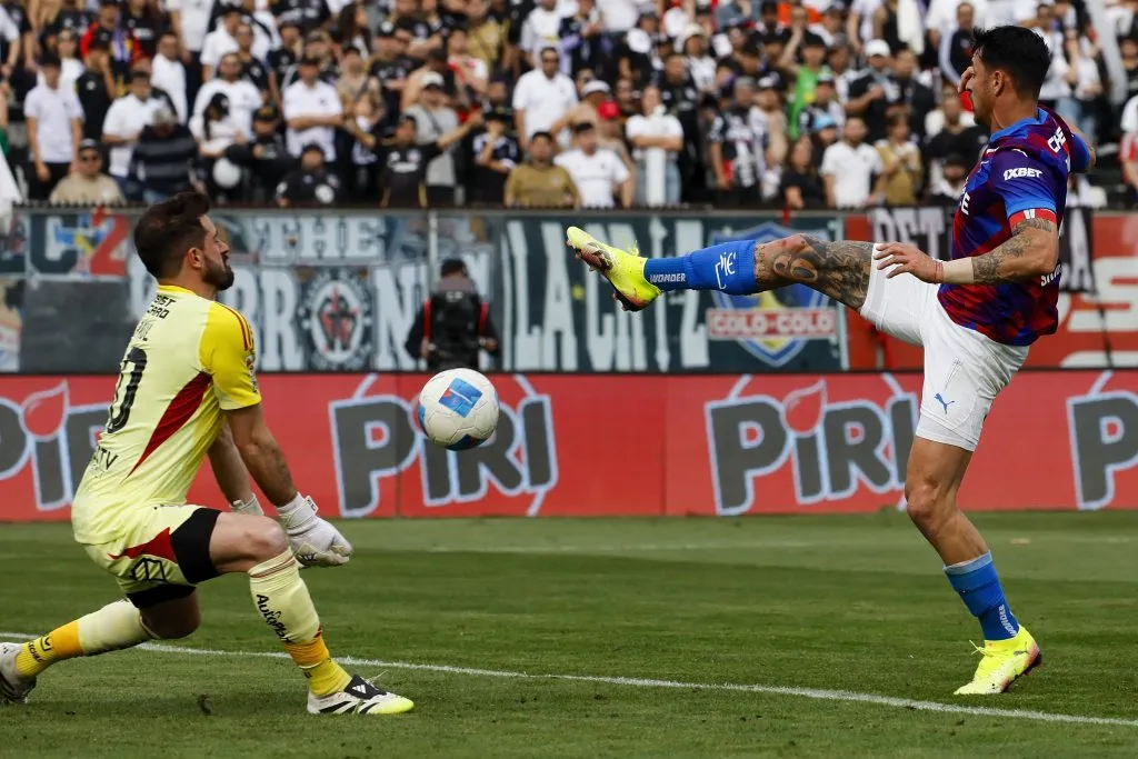 De Paul no ha tenido buen desempeño en el clásico. Foto: Andres Pina/Photosport