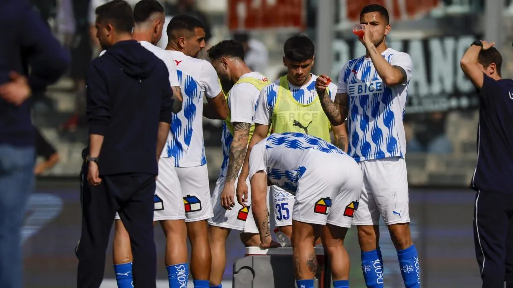 Un jugador de la UC fue impactado por un proyectil lanzado desde la hinchada de Colo Colo.