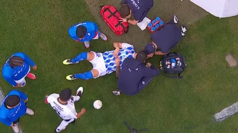 Jugador de la UC es atendido, mientras sangra por culpa de un proyectil.