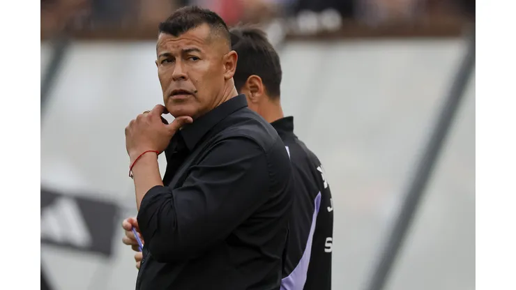 Jorge Almirón tiene sus minutos contados en Colo Colo.