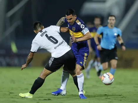 Juegan de blanco y negro, los "apoyó" un dictador y su DT corre peligro