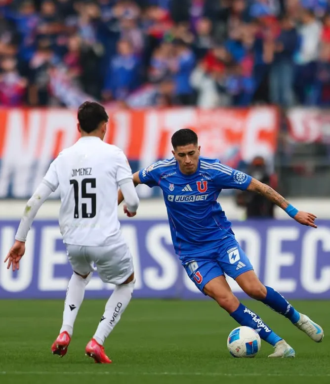 Martín Jiménez enfrenta a Matías Sepúlveda en un duelo por la banda. (Foto: @Udechileoficial).