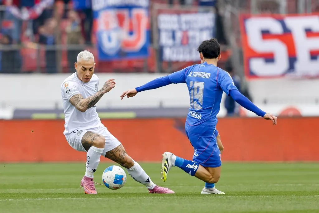 Eduardo Vargas elude la marca de Javier Altamirano. (Pepe Alvujar/Photosport).