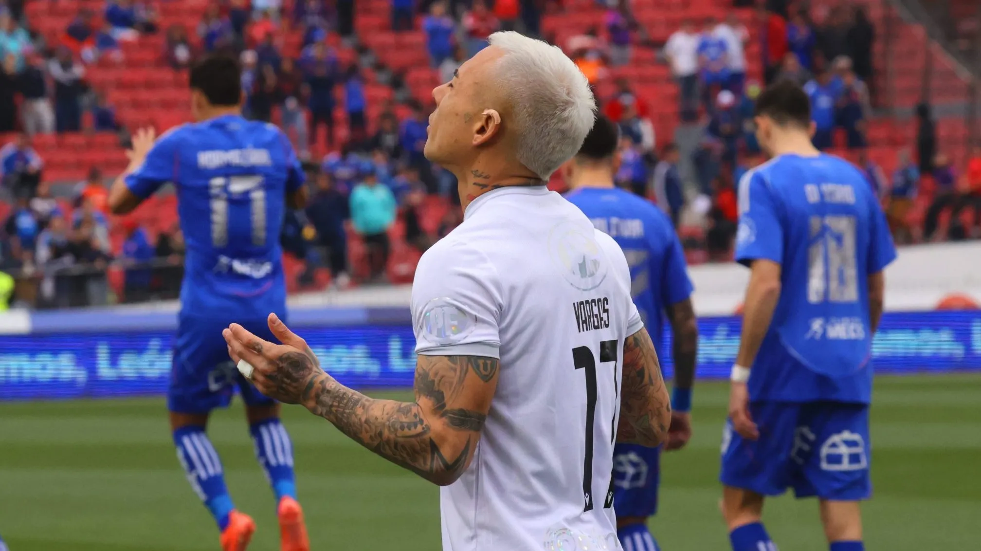 Parte del mesurado festejo de Eduardo Vargas ante la U de Chile. (Dragomir Yankovic/Photosport).