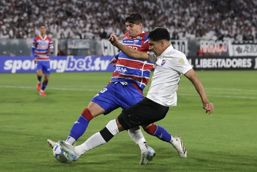 Benjamín Kuscevic marca a Salomón Rodríguez en la Copa Libertadores. (Felipe Zanca/Photosport).