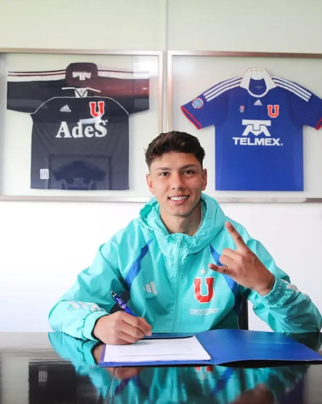 Fernando Sanguinetti cuando firmó su primer contrato en Universidad de Chile. (Foto: U de Chile).