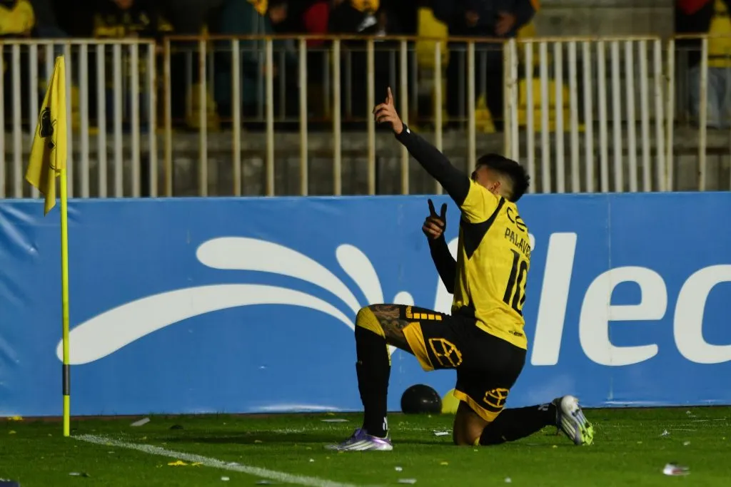 Otra imagen del festejo de Matías Palavecino ante Everton. (Raul Zamora/Photosport).