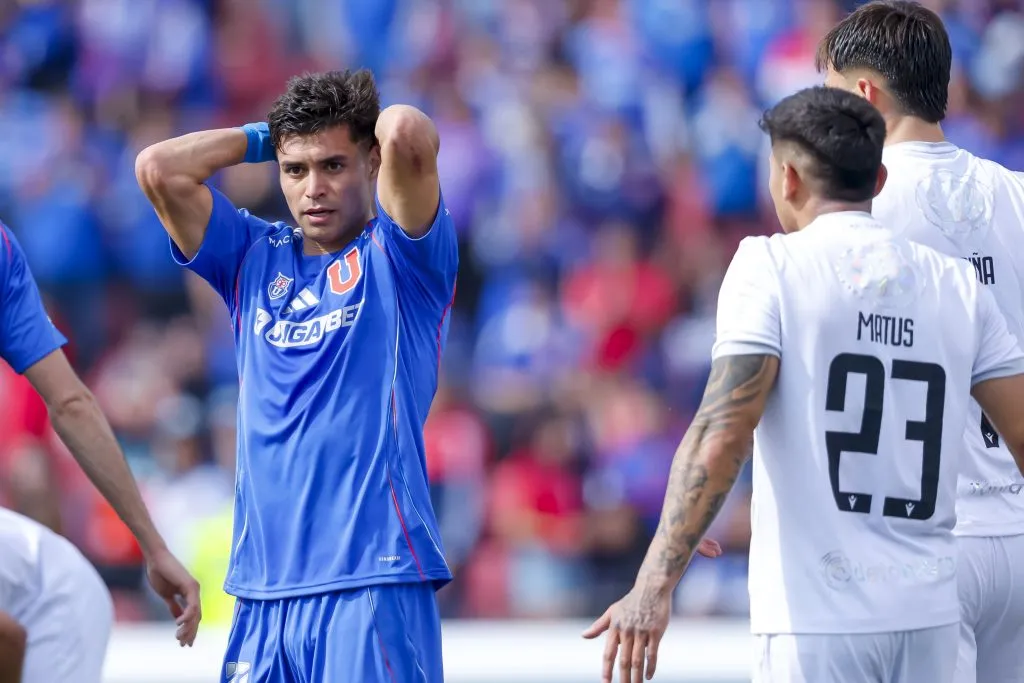 Esteban Matus ante Fabián Hormazábal que no puede creer la tapada de Tomás Ahumada. (Pepe Alvujar/Photosport).