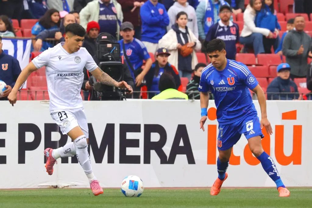 Esteban Matus en acción ante Fabián Hormazábal. (Dragomir Yankovic/Photosport).