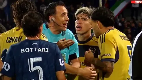 Carlos Palacios entró muy fuerte y el árbitro lo sancionó con tarjeta amarilla.