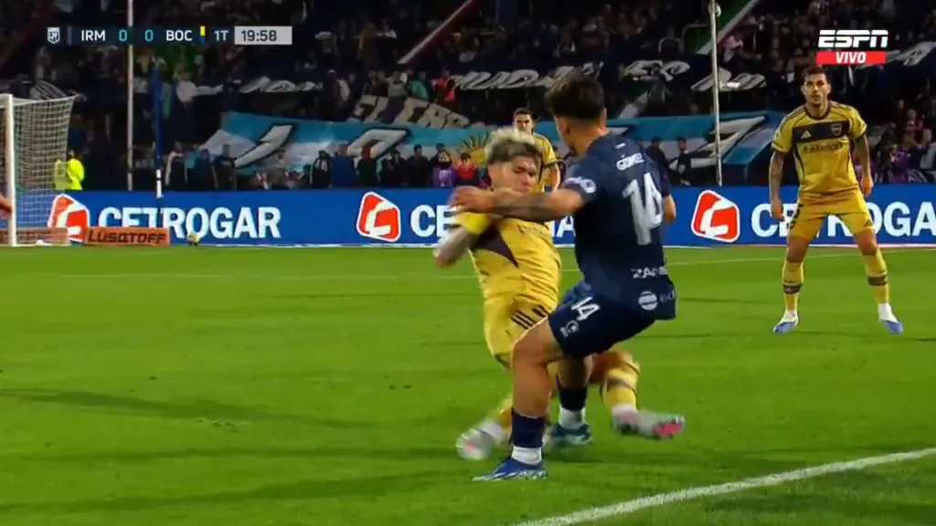 Otra toma de la falta de Carlos Palacios que le valió una amarilla. (Captura ESPN).