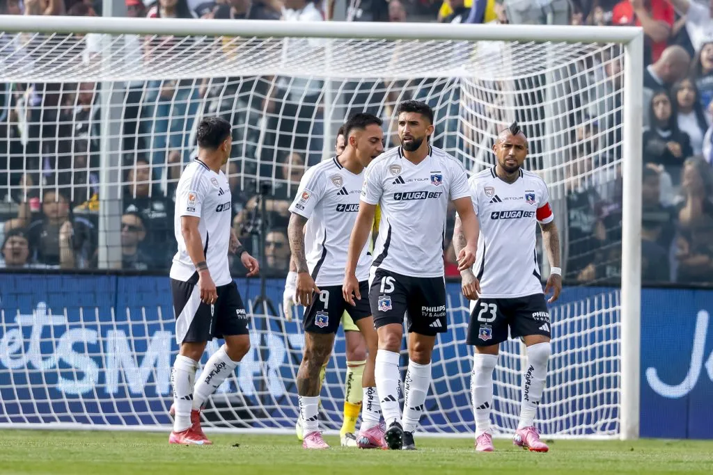 Colo Colo vivió un desastre ante la UC. Foto: Pepe Alvujar/Photosport