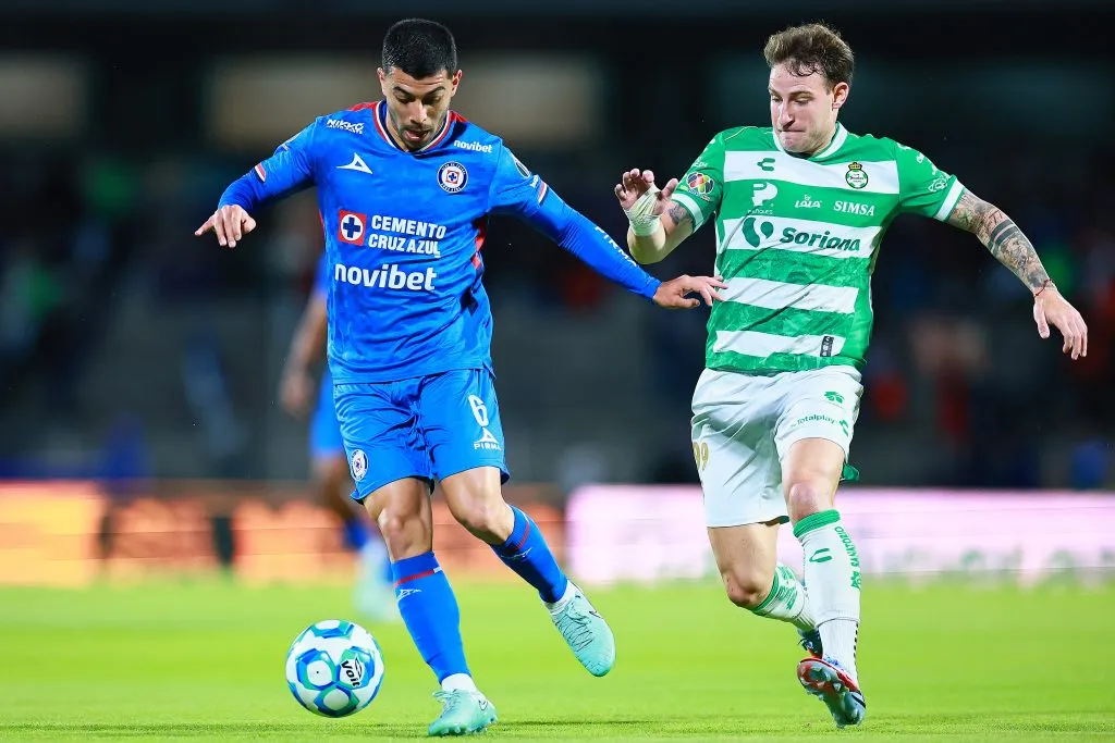 Bruno Barticciotto en acción ante Cruz Azul. (Manuel Velasquez/Getty Images).