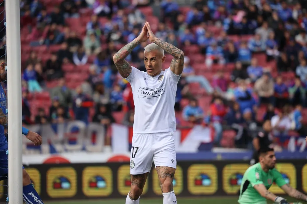 Pidiendo perdón, así fue la reacción de Eduardo Vargas tras anotar a Universidad de Chile. Foto: Dragomir Yankovic/Photosport