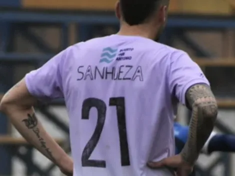 Futbolista juega con camiseta pintada con plumón y se descarga contra su club