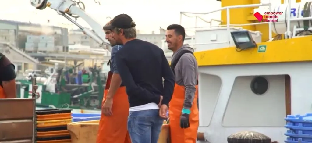 Coentrao mira el trabajo que realiza la gente que trabaja con él