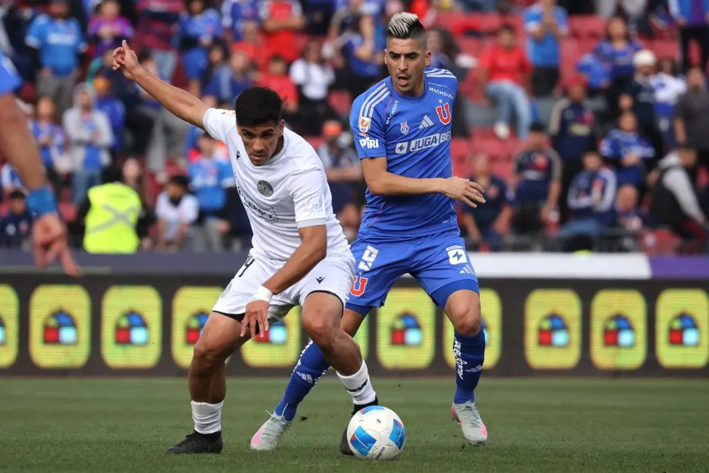 Leandro Fernández lucha una pelota con Nicolás Orellana. (Dragomir Yankovic/Photosport).