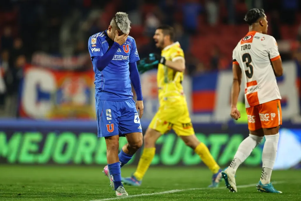 La reacción de Leandro Fernández tras mandar fuera un penal. (Javier Torres/Photosport).