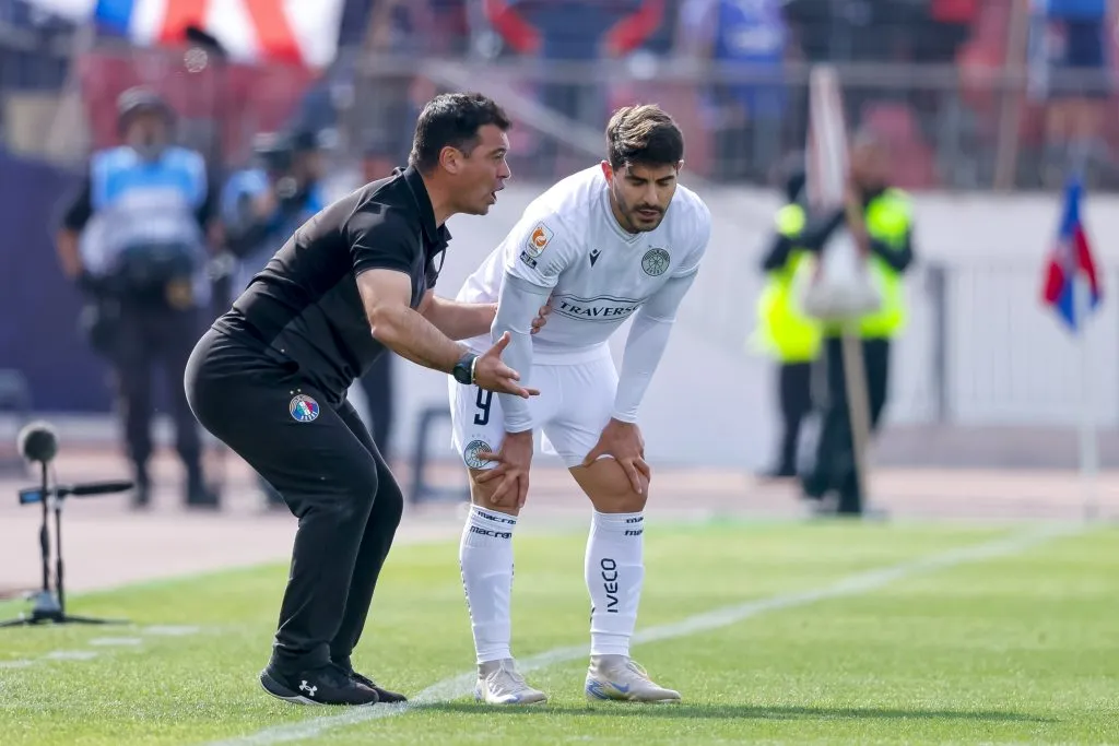 Ribera le da indicaciones a Lautaro Palacios, quien reemplazó a Eduardo Vargas en Audax Italiano ante la U. (Pepe Alvujar/Photosport).