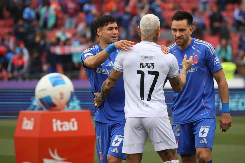 Eduardo Vargas saluda a Matías Zaldivia y Fabián Hormazábal, a quienes conoce de la Roja. (Dragomir Yankovic/Photosport).
