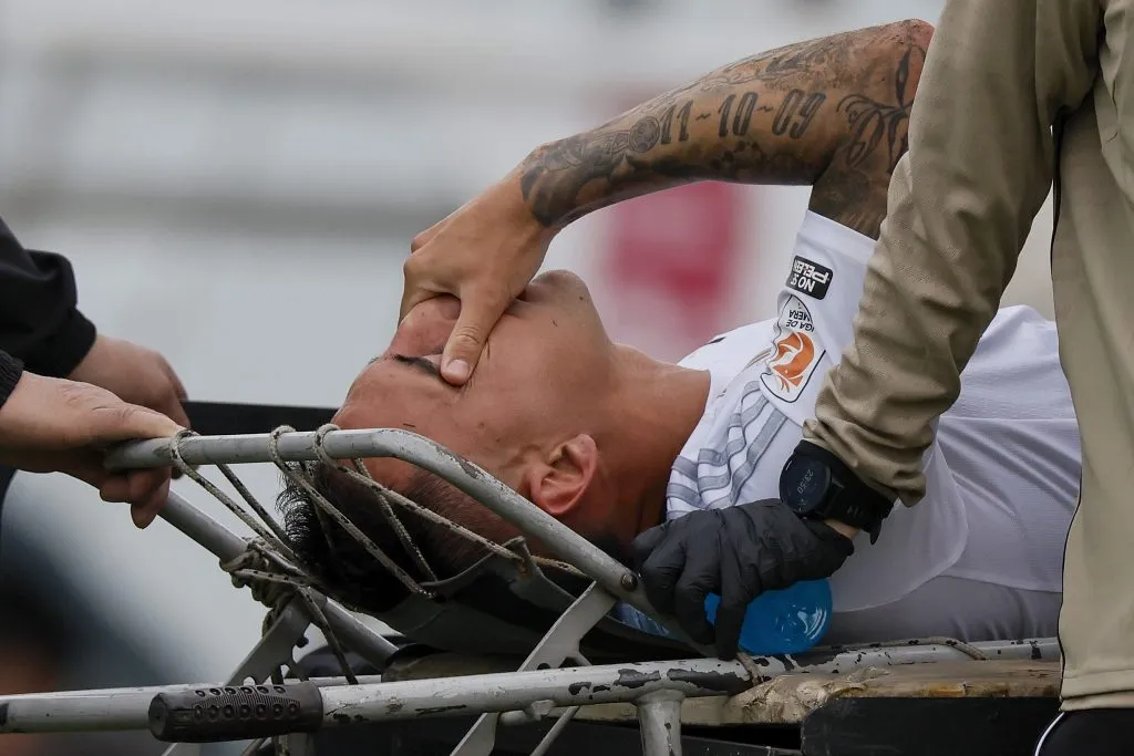 Javier Correa se fue del clásico de Colo Colo con la UC con muchas muestras de dolor. Foto: Photosport.