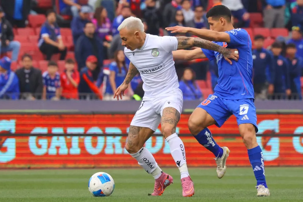 Israel Poblete no jugará ante Independiente y su lesión puede dejarlo fuera en la U hasta el Superclásico. Foto: Photosport.