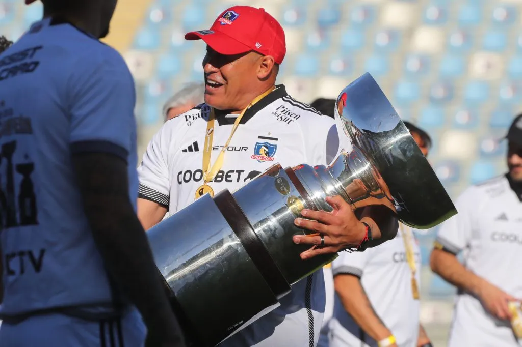 Jorge Almirón celebra la Supercopa que ganó junto a Colo Colo. (Jonnathan Oyarzun/Photosport).