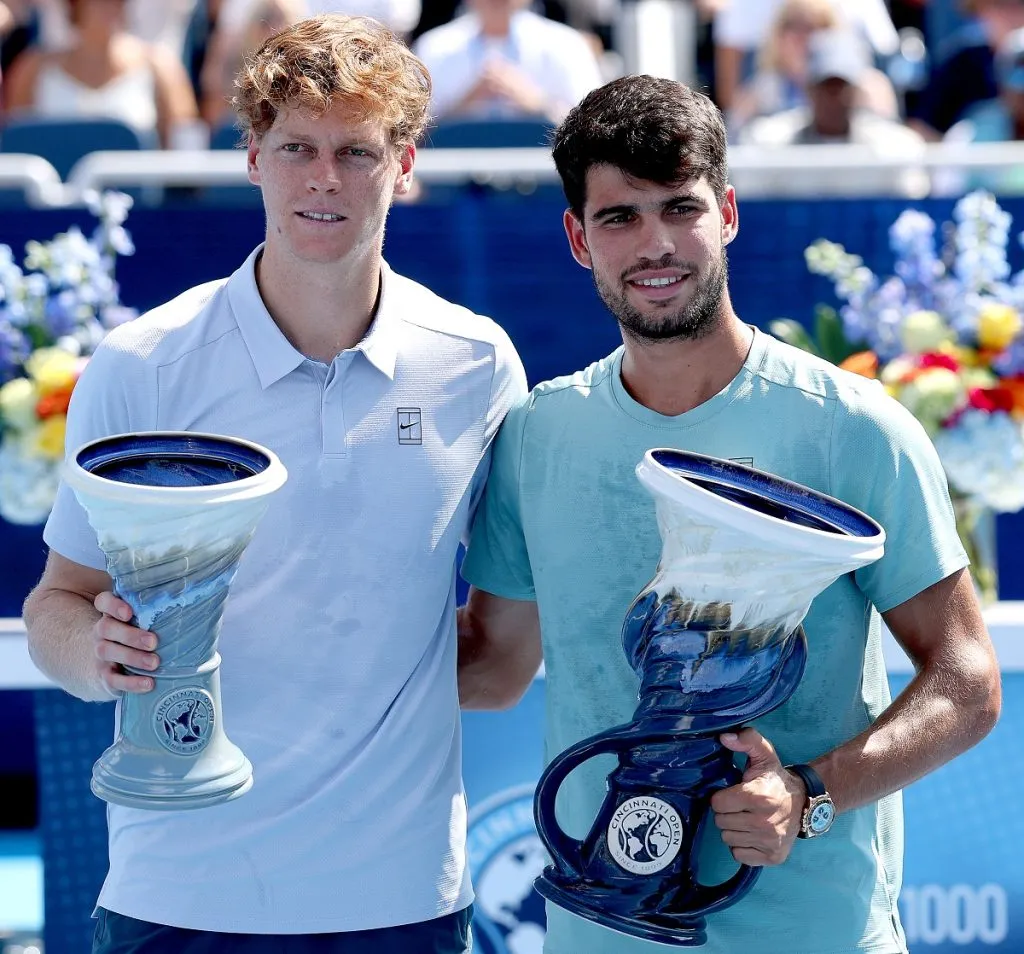 Jannik Sinner y Carlos Alcaraz posan con sus copas tras la final del Cincinnati Open (Getty Images).