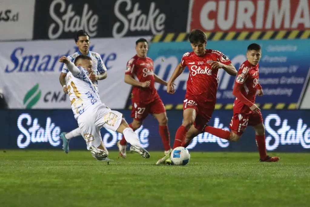 Giovanny Ávalos en acción frente a Everton de Viña del Mar. (Mauricio Ulloa/Photosport).