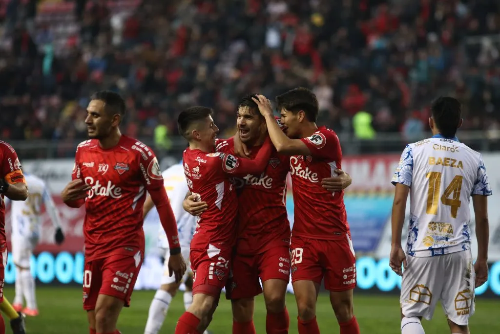 Giovanny Ávalos celebra junto a Gabriel Graciani y Matías Plaza. (Mauricio Ulloa/Photosport).