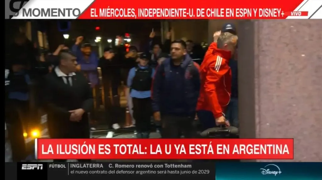 Gustavo Álvarez saludó a los hinchas afuera del hotel en Argentina. Foto: ESPN.