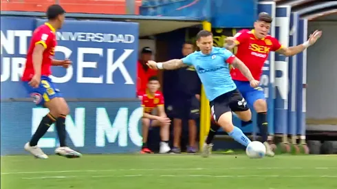 La jugada polémica que el árbitro Felipe González cobró penal para Iquique.