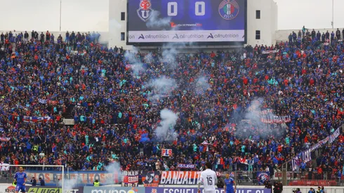 Los hinchas de la U lanzaron fuegos artificiales en el Nacional.