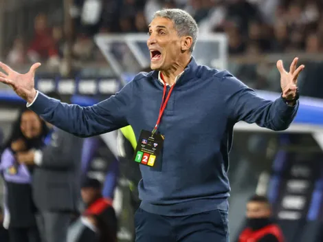 Estudió medicina, es bielsista y el principal DT para Colo Colo