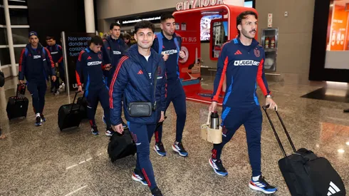 Los jugadores de la U arribaron lunes en la noche a Buenos Aires.