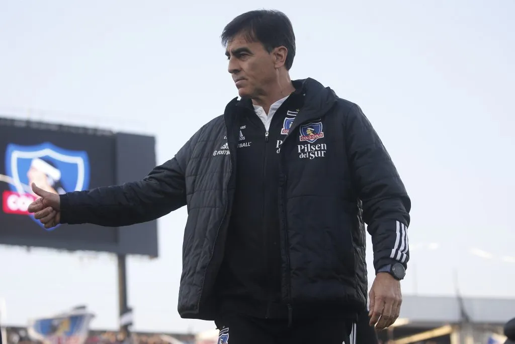 Gustavo Quinteros ganó cuatro títulos en su primer paso como DT de Colo Colo. | Foto: Photosport.