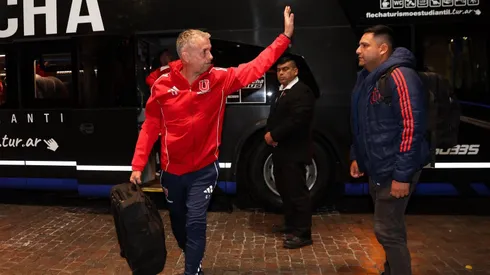 Gustavo Álvarez en el arribo al hotel en Buenos Aires.