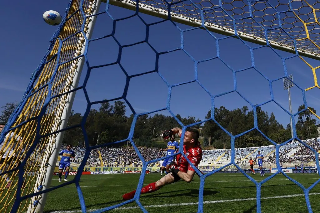 Salvado por el travesaño.