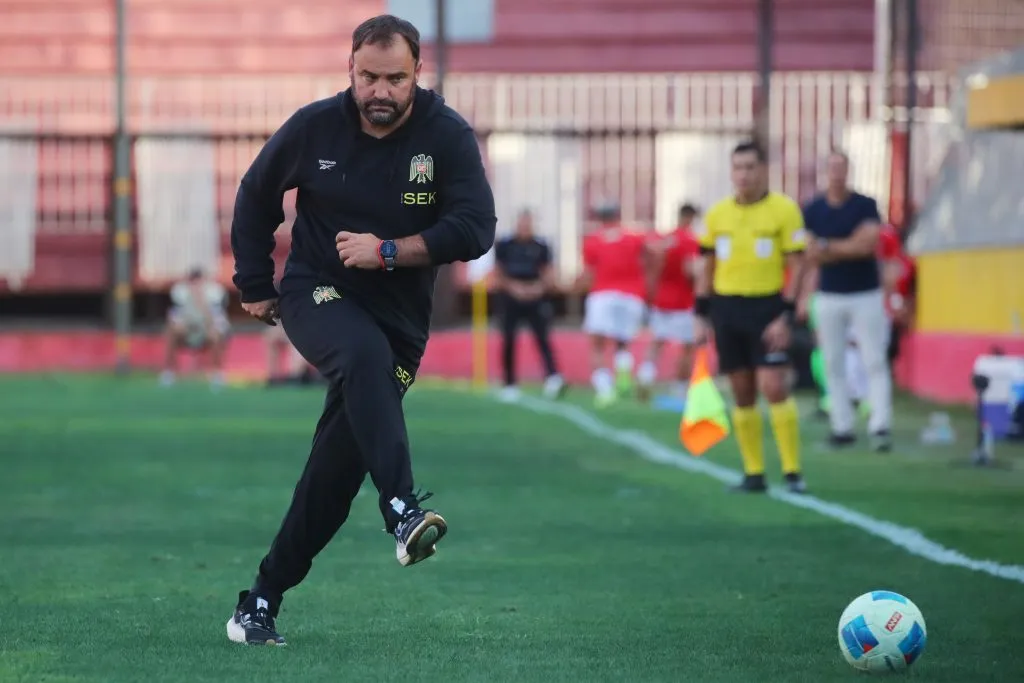 El Coto, como en postura de tiro libre de Francia 98′.