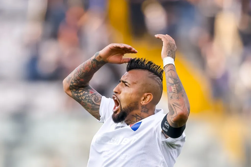 Vidal arengando al hincha.