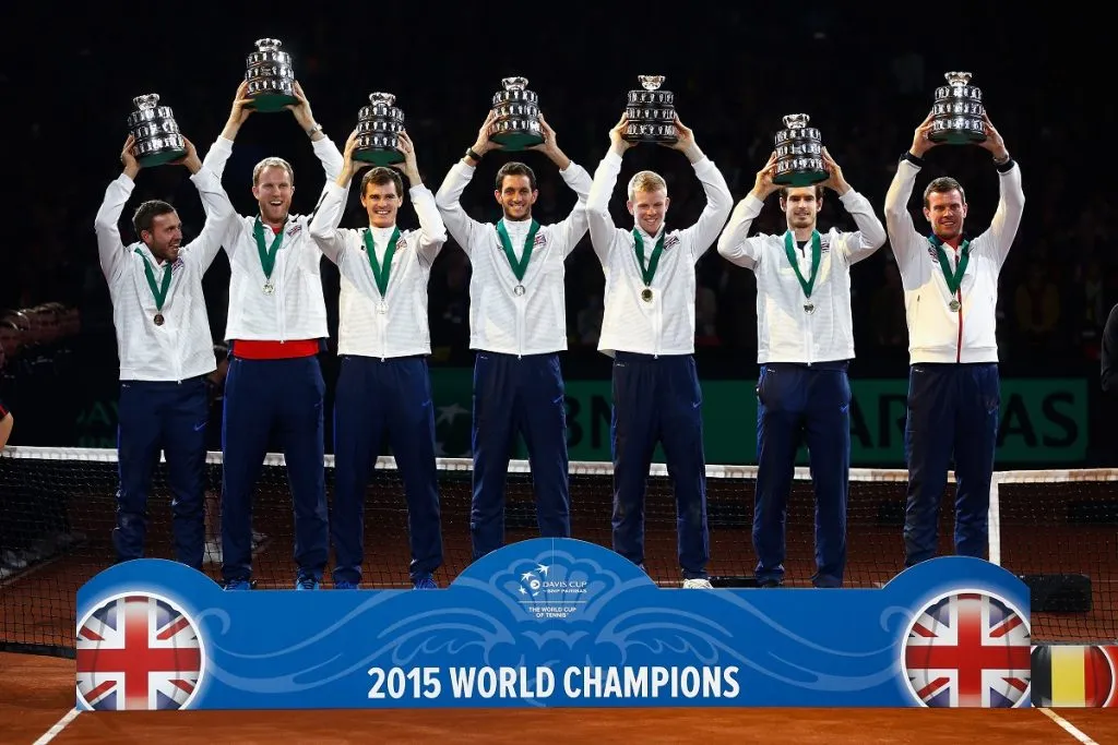 Kyle Edmund celebra el triunfo de Gran Bretaña en la Copa Davis 2015 junto a sus compañeros de equipo (Getty Images).