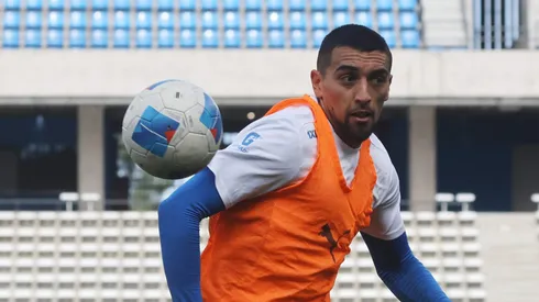 Ampuero entrenando en el nuevo terreno de juego de San Carlos