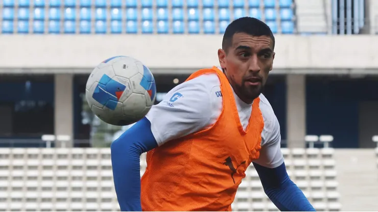 Ampuero entrenando en el nuevo terreno de juego de San Carlos