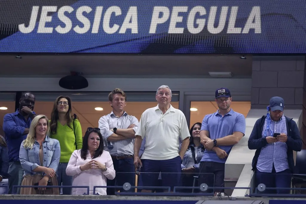Terry Pegula viendo a su hija, Jessica Pegula, en el US Open 2024 (Getty Images).