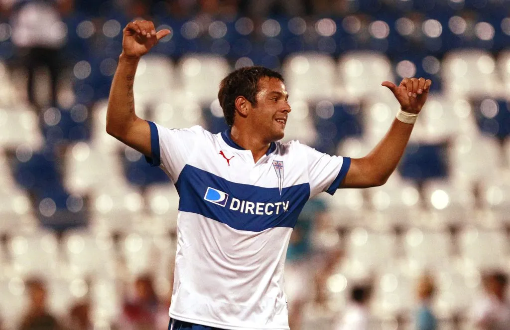 Matías Mier celebra uno de sus goles en la Católica. (MARCELO HERNANDEZ/PHOTOSPORT).